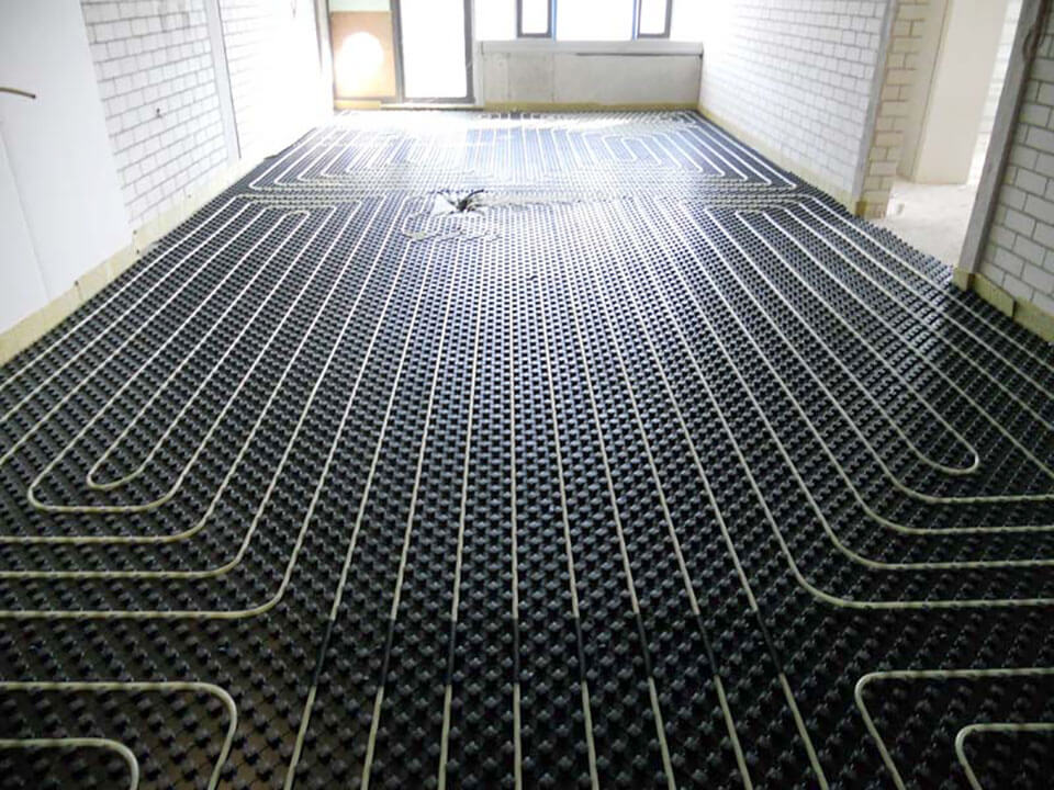 Fußbodenheizung mit dem Noppenplattensystem
